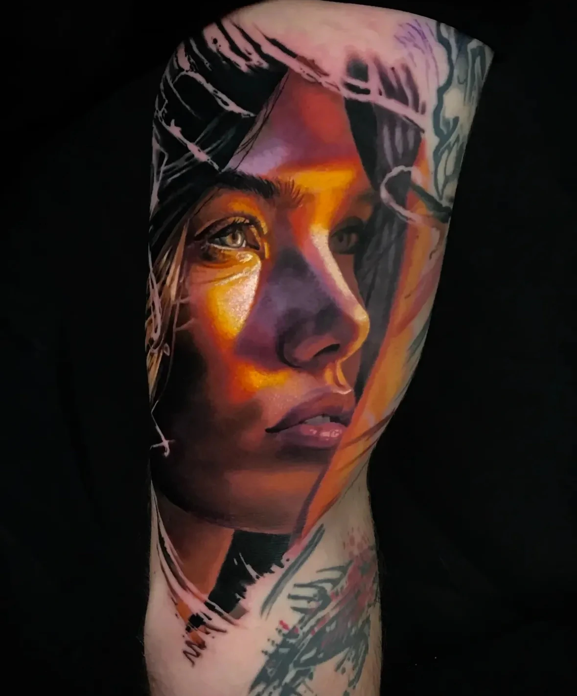 Farbiges Frauenporträt mit orangefarbenen und violetten Lichtakzenten als Tattoo